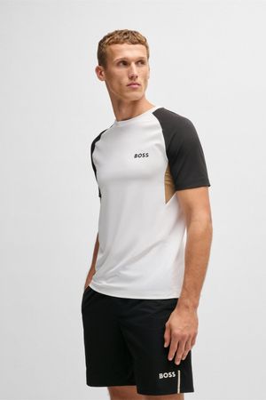 Polo deportiva con bloques de color en tejido que absorbe la humedad